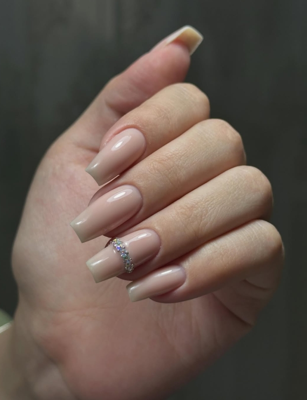 Нюдовый маникюр со стразами nail_serkvna